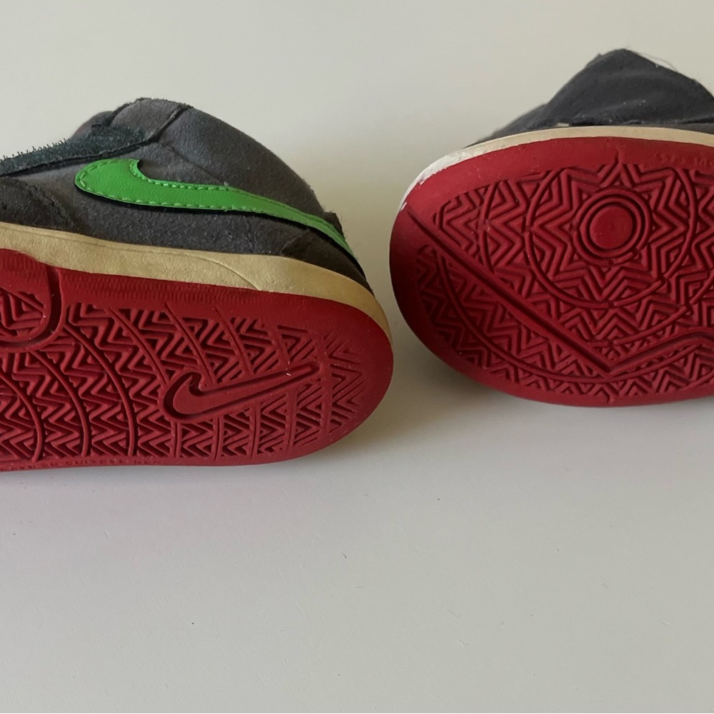 Nike Toddler 7 Kids Black Sneakers with Green Swoosh Play Shoes - Picture 4 of 7